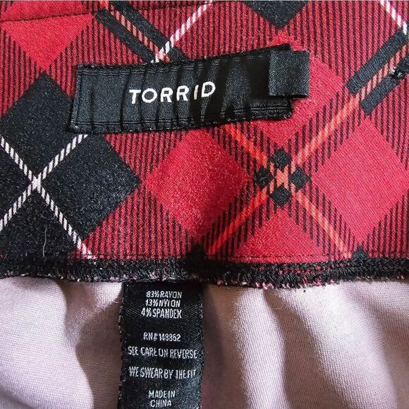Torrid capris leggings size 1 red/black plaid pre-owned - Picture 5 of 5